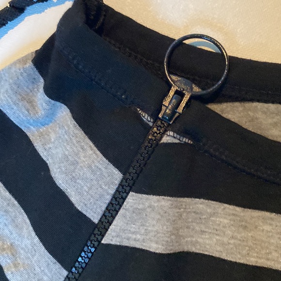 NWT No Boundaries Black & Gray Horizontal Striped T-shirt - Picture 3 of 7